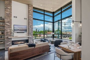Smart-TV, Kamin, Arbeitsbereiche