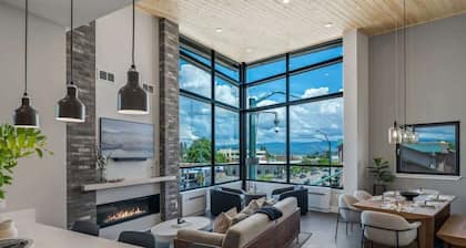 Dog Friendly Top Floor Condo w/Rooftop Hot tub