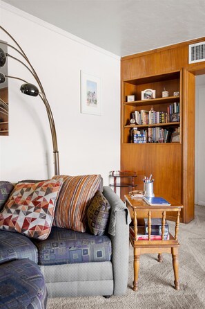 Smart TV, books - Charming 2-BR Farmhouse | Backyard Views (Mesa)