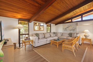 TV, stereo - Holomakani Retreat: Your Ohana's Hale (Home) by Kaanapali Beach (Lahaina)