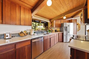Fridge, microwave, oven, stovetop - Holomakani Retreat: Your Ohana's Hale (Home) by Kaanapali Beach (Lahaina)