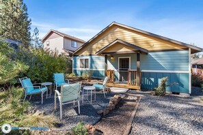 Exterior - Bluebird Day - Raven Sky Bungalow (Bend)