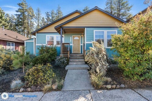Bluebird Day - Raven Sky Bungalow in Bend, OR, with 2 bedrooms. Pet friendly!