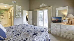 A bedroom with a bed, dresser, TV, and decorative items. - Updated luxury 2 BR Lake Forest in Sea Pines Bikes & Beach Gear included (Hilton Head Island)