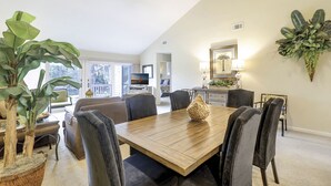 A dining area with a wooden table, dark chairs, and a ceiling fan. - Updated luxury 2 BR Lake Forest in Sea Pines Bikes & Beach Gear included (Hilton Head Island)