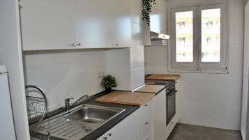 Een koelkast, een magnetron, een oven, een kookplaat