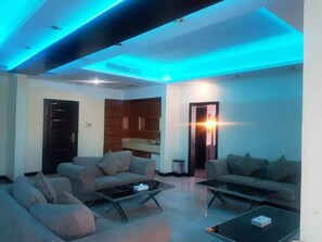 Skrivbord, mörkläggningsgardiner, ljudisolering och strykjärn/strykbräda