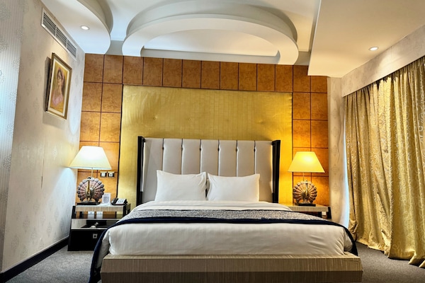 Executive Suite | Desk, blackout curtains, soundproofing, iron/ironing board