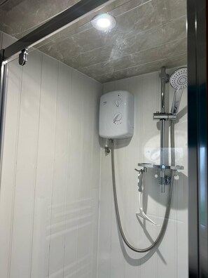 Chalet | Bathroom - F17 Rickardos Holiday Lets (Mablethorpe)
