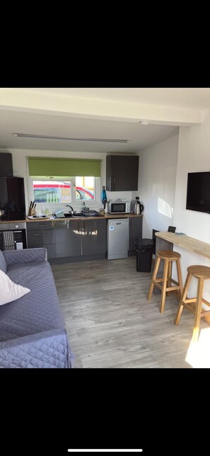 Chalet | Dining - F17 Rickardos Holiday Lets (Mablethorpe)