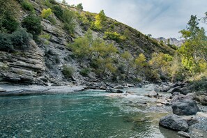 A river flowing through a rocky landscape with clear water and surrounding vegetation. - Unique et Spacieuse Maison Centrale Dans la Vallée et Très Bien Desservie (L'Argentière-la-Bessée)