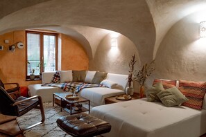 Smart-TV, DVD-Player, Bücher, Musikbibliothek