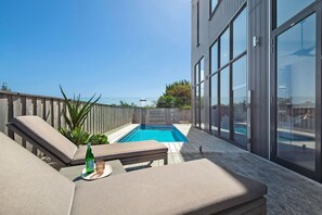 A heated pool - Panoramic Views & Contemporary Style (Blairgowrie)