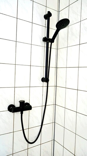 Een douche, een haardroger, handdoeken, zeep