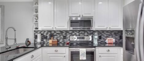 ثلاجة، ميكروويف، فرن، موقد طهي مسطح