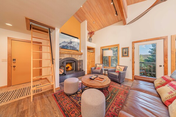 Televisión y chimenea 