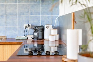 Frigorífico, microondas, horno y cafetera o tetera