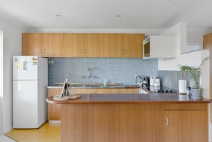 Kühlschrank, Mikrowelle, Ofen, Wasserkocher mit Kaffee-/Teezubehör