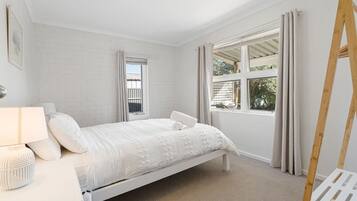 2 bedrooms, iron/ironing board, WiFi