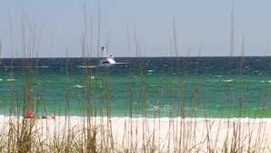 På stranden