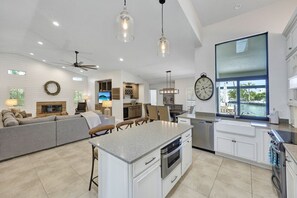 冷蔵庫、電子レンジ、オーブン、コンロ