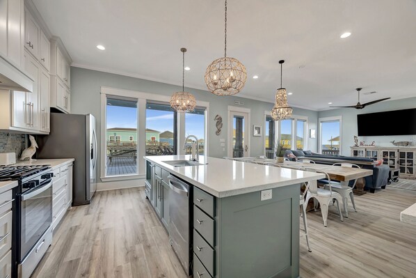 冷蔵庫、電子レンジ、オーブン、コンロ