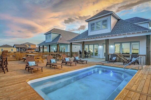 Pool - Sunny & 75: 5 BR, 5.5 BA House in Crystal Beach, Sleeps 26 (Crystal Beach)