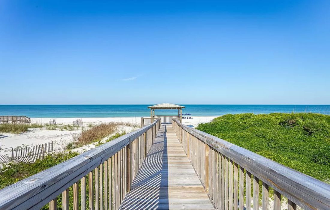 En la playa y camastros 