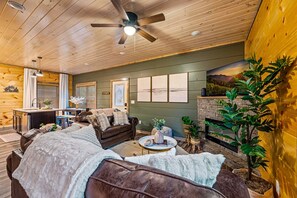 Smart TV, fireplace