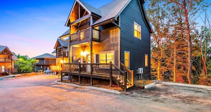 Sleeps 12! • Rare Private Pool • Dollywood 5 Mins • Hot Tub • Minutes to GSMNP!