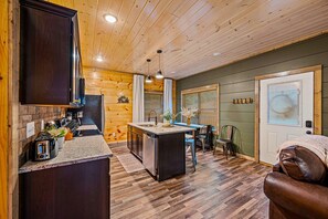Interior - Sleeps 12! • Rare Private Pool • Dollywood 5 Mins • Hot Tub • Minutes to GSMNP! (Sevierville)