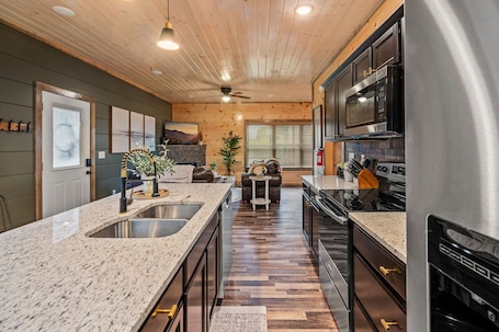 Fridge, microwave, oven, stovetop. Sleeps 12! • Rare Private Pool • Dollywood 5 Mins • Hot Tub • Minutes to GSMNP!
