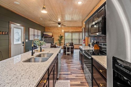 Sleeps 12! • Rare Private Pool • Dollywood 5 Mins • Hot Tub • Minutes to GSMNP!