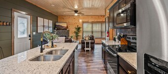 Sleeps 12! • Rare Private Pool • Dollywood 5 Mins • Hot Tub • Minutes to GSMNP!