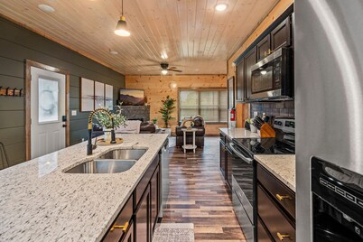 Sleeps 12! • Rare Private Pool • Dollywood 5 Mins • Hot Tub • Minutes to GSMNP!