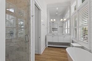 Combined shower/bathtub, hair dryer, towels