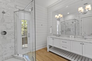 Combined shower/tub, hair dryer, towels
