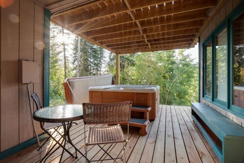 Entire Duplex Mt Retreat w/Hot Tub and Stunning Views!