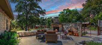 Private Hot Tub, Fireplace & Miles of Trails at Hill Country Retreat
