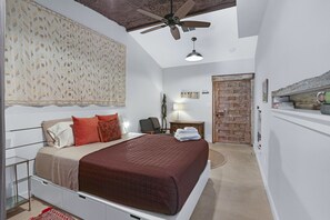4 bedrooms, WiFi, bed sheets - Camino Ranchito- Bodega House I Hot tub, Stars, Families (Wimberley)
