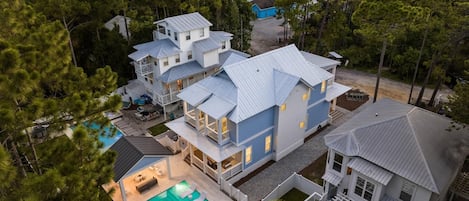 Ein großes, mehrstöckiges Haus mit Swimmingpool und überdachter Terrasse.