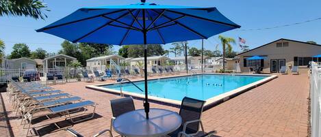 حمّام سباحة خارجي، حمّام سباحة مُدفَّأ