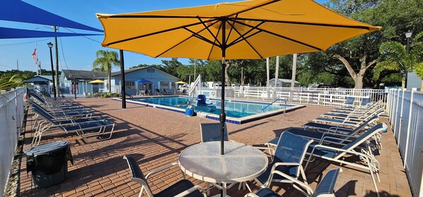 Una piscina al aire libre, una piscina climatizada