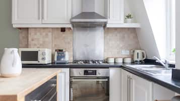 Apartment | Private kitchen | Fridge, oven, stovetop, coffee/tea maker