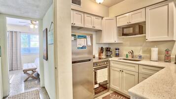 Frigorifero, forno, piano cottura, macchina per tè/caffè