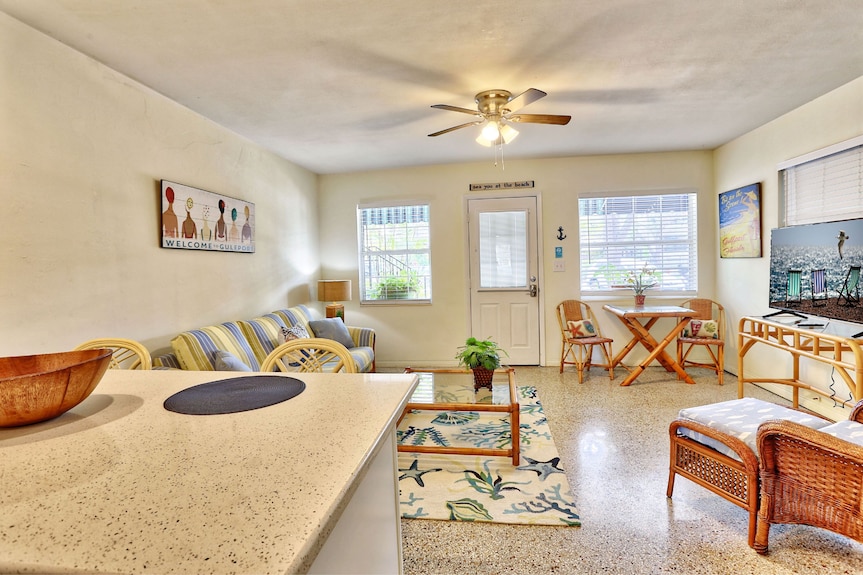 Pet Friendly~ Close To Art Galleries And Beaches - Gulfport, FL