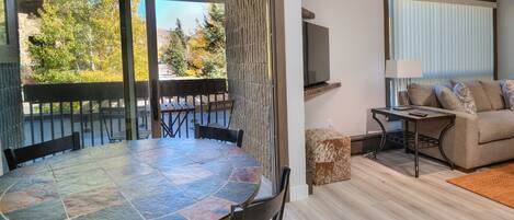 Smart TV, fireplace