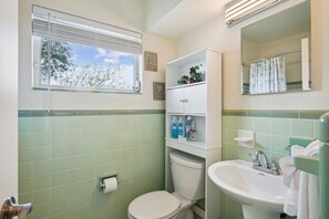 Towels - Can't Beat the Location~ Pet Friendly~ Parking Available~ 1BR Beach Quarters #5 (Gulfport)