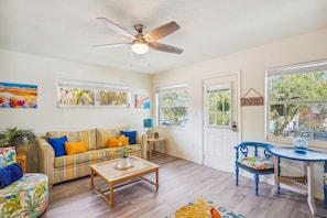 TV - Great Location~ Close to Beach~ Pet Friendly~ 1BR Beach Quarters #8 (Gulfport)