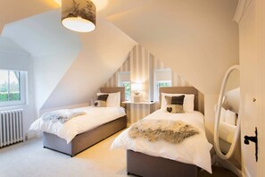 Schreibtisch, Bügeleisen/Bügelbrett, Reisekinderbett, WLAN